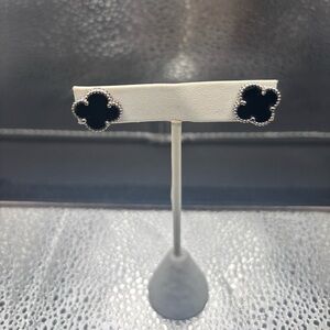 Elegant Black Flower Stud Earrings